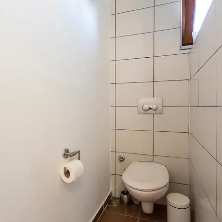 Esma Vila *